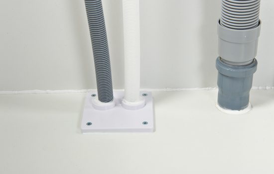 APLIVI 50 ja 75 viemäriläpivienti asennettuna allaskaappiin